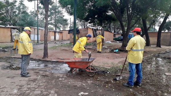 Comuna realiza limpieza de plazas tras desocupación de los damnificados   - Nacionales - ABC Color