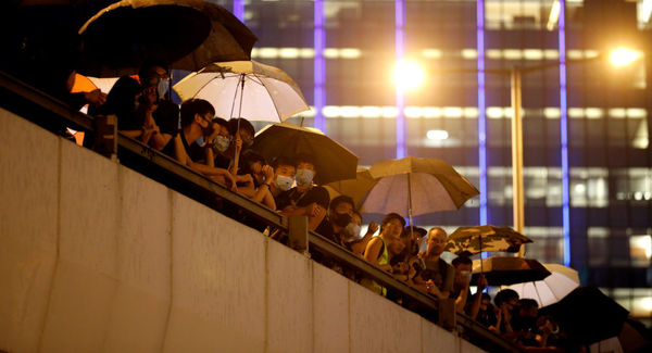 Manifestantes cercan la sede del Consejo legislativo de Hong Kong » Ñanduti