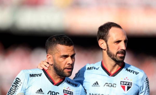 HOY / Un Sao Paulo expectante aclama a Dani Alves y Juanfran en su debut