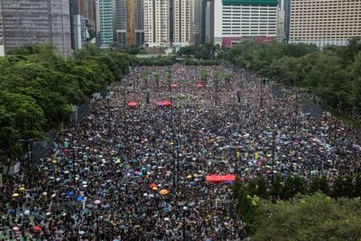 Gigantesca manifestación convoca a cientos de miles en Hong Kong pese a tormenta