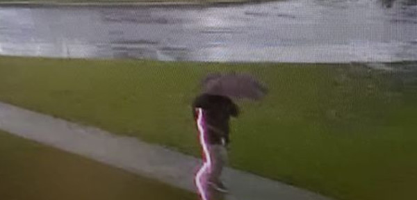 Caminaba con su paraguas en medio de la lluvia y le cayó un rayo | Noticias Paraguay