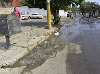 Ante desidia municipal, un barrio es afectado por vertido de cloaca - Locales - ABC Color