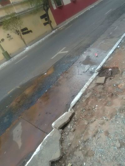 Pérdida de agua en el microcentro - Crónicas Ciudadanas - ABC Color