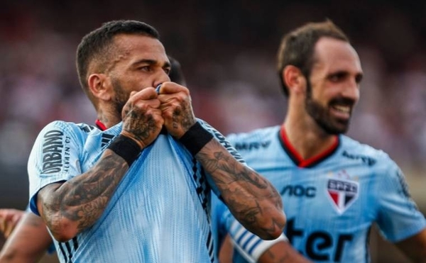 HOY / Alves tarda 40 minutos en marcar su primer gol con el Sao Paulo