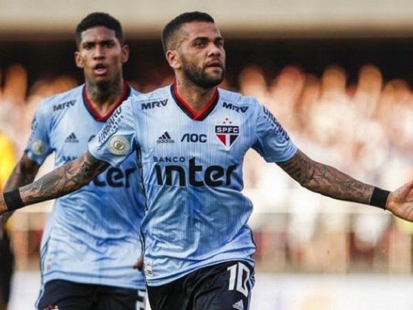 Dani Alves debuta con gol en jugada que inicia el también debutante Juanfran