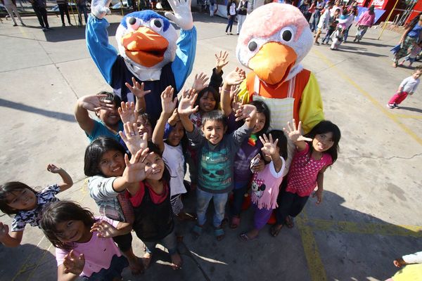Agasajan a los peques en la Terminal de Ómnibus
