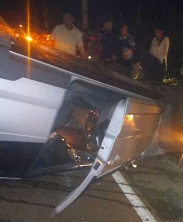 Joven mujer muere tras vuelco de vehículo - Nacionales - ABC Color