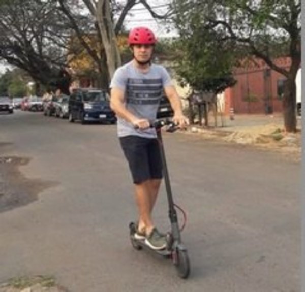 Cambió su coche por un monopatín