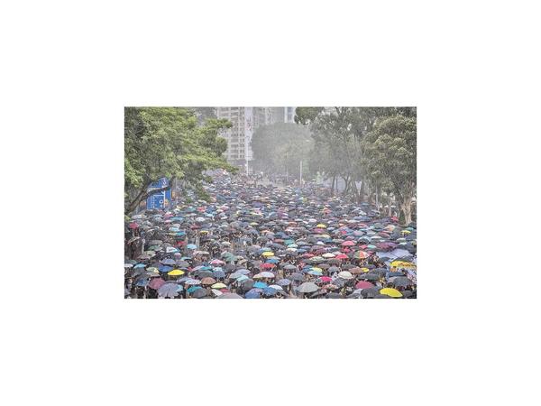 Gigantesca manifestación en Hong Kong pese a tormenta
