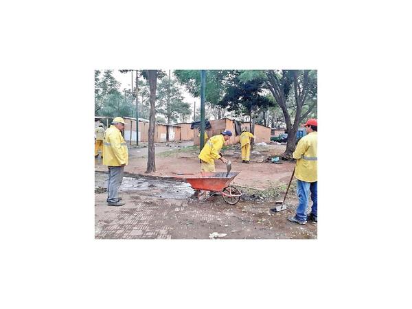 Limpian plazas del Congreso tras salida de damnificados