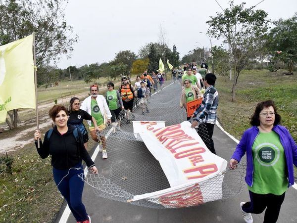 Defensores del Parque Guasu retiran valla que divide espacio verde - Locales - ABC Color