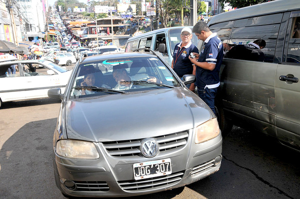 Fiscalizadores de Transporte Público de CDE inventan controles a turistas para coimear