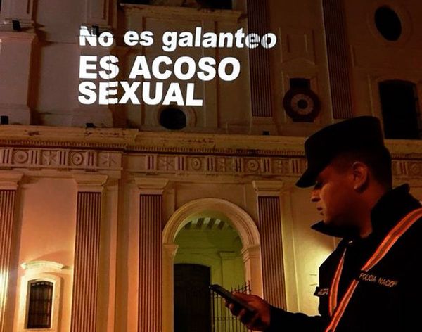 Protestan contra Kriskovich con mensajes contra acoso sexual en la Catedral