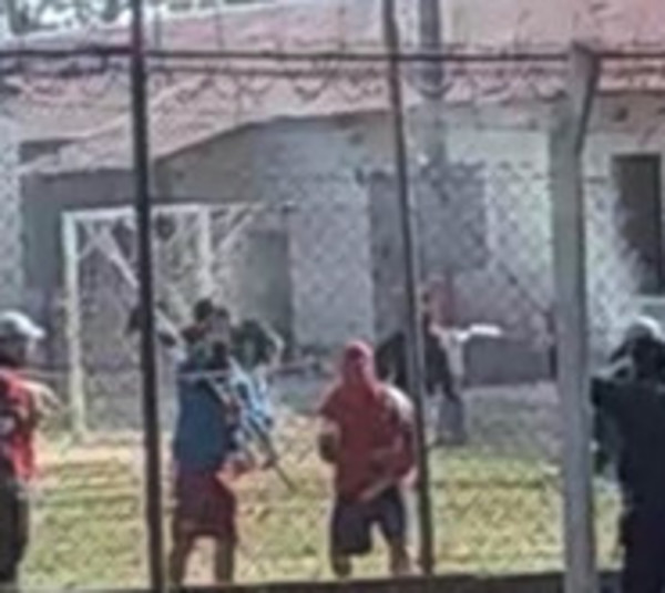 Jóvenes se amotinan en correccional de menores - Paraguay.com