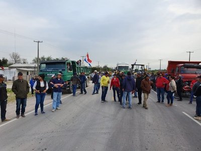 Mineros paralizan Vallemí para pedir mejor precio por piedras