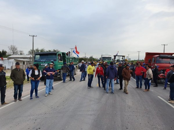 Mineros paralizan Vallemí para pedir mejor precio por piedras