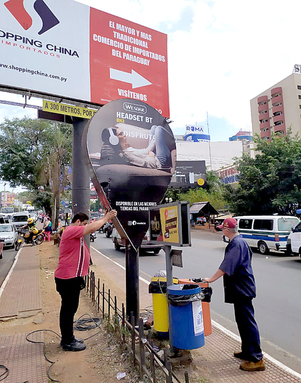 Retiran carteles instalados de forma irregular en el centro