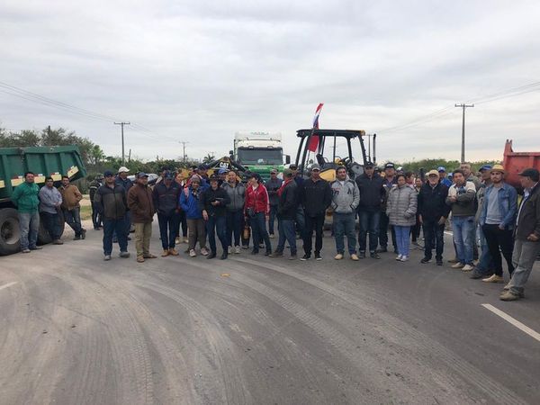 Caleros bloquearon acceso a Vallemí y exigen mejores precios de productos - A La Gran 7-30 - ABC Color