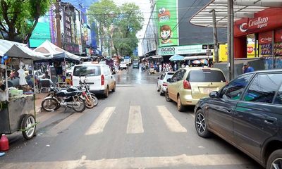 Instan a no estacionar sobre avenida Adrián Jara ante poda de árboles