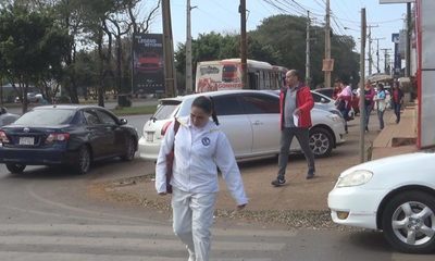 Veredas son utilizadas como estacionamientos exclusivos en CDE