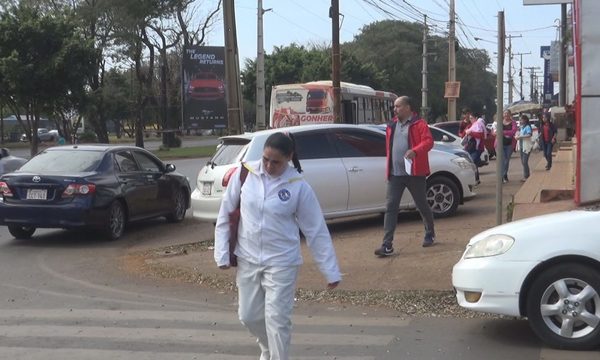 Veredas son utilizadas como estacionamientos exclusivos en CDE