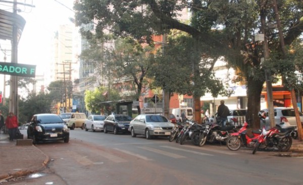 Piden no estacionar sobre Adrián Jara este lunes por poda de árboles
