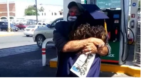 Se graduó y le entregó su diploma a su padre en la gasolinera donde trabaja