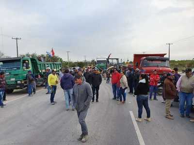 Mineros paralizan Vallemí para pedir mejor precio por piedras