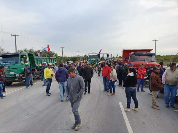 Mineros paralizan Vallemí para pedir mejor precio por piedras