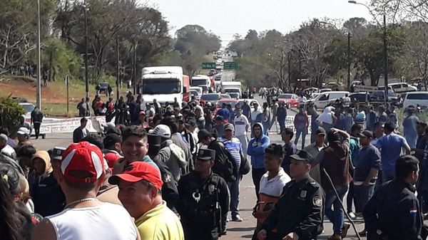 Desvíos para evitar el bloqueo de la ruta 2 en Coronel Oviedo - Nacionales - ABC Color