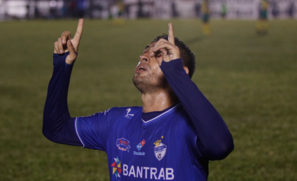 HOY / Lauro Cazal, marca registrada del gol se luce en Guatemala