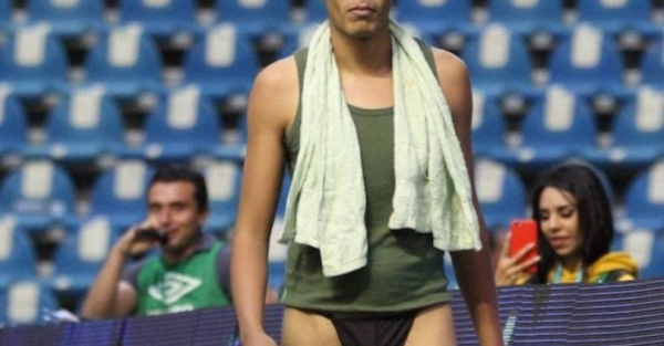 ¡El Negro del WhatsApp en plena cancha!