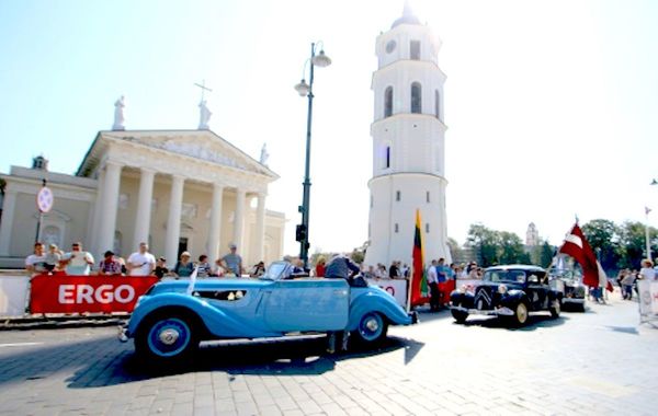 Desfile de coches antiguos en Vilna