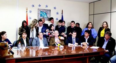 Diputados colorados archivan hoy juicio político a Marito - Política - ABC Color