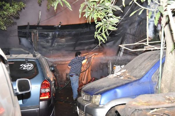 Incendio consumió taller mecánico en Lambaré - Nacionales - ABC Color