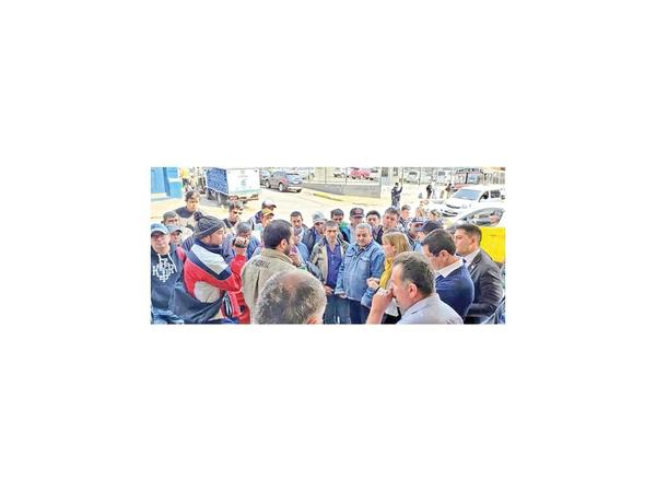 Obreros de Acepar reciben promesa de cobertura del IPS