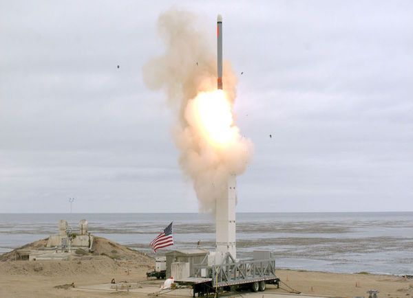 Defensa prueba misil de “medio alcance”