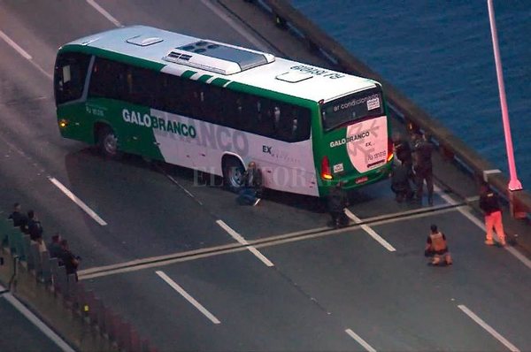 Toma de rehenes en Brasil: un hombre amenaza con prender fuego un micro con 40 pasajeros | .::Agencia IP::.