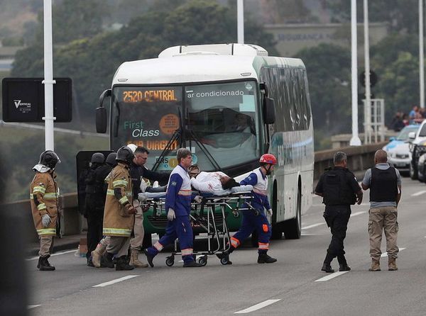 Un hombre mantiene rehenes y amenaza con incendiar un autobús en Brasil - Mundo - ABC Color
