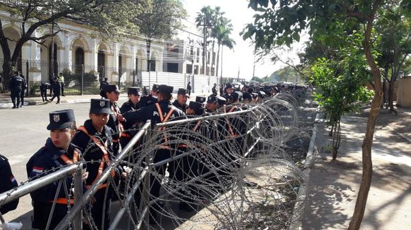 Congreso rodeado de policías y barricadas con púas - Nacionales - ABC Color