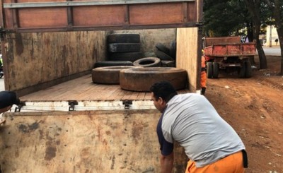 Recogen neumáticos arrojados al costado de la Ruta PY 02