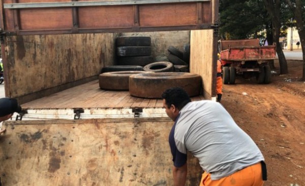 Recogen neumáticos arrojados al costado de la Ruta PY 02