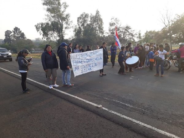 Padres cierran ruta 3 y exigen rubro docente en escuela de Yby Yaú