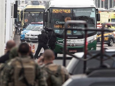 Francotirador mata a secuestrador y pasajeros son liberados