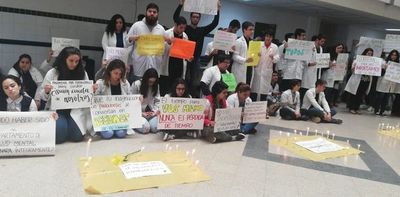 Universitarios realizan sentata en Clínicas por la salud mental