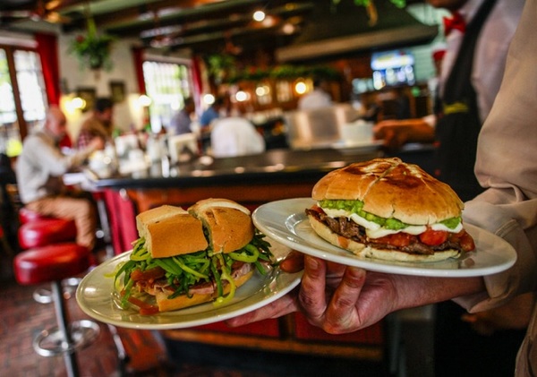 Cliente asesina a camarero que tardó en traerle un sándwich