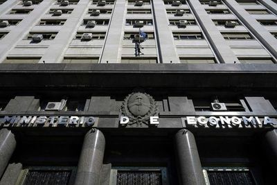 Argentina se propone estabilizar mercado cambiario y cumplir meta fiscal - Mundo - ABC Color