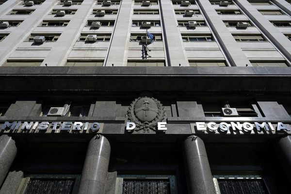 Argentina se propone estabilizar mercado cambiario y cumplir meta fiscal - Mundo - ABC Color