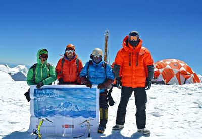 Extraen hielo de la cima más alta de Perú para estudiar el cambio climático  - Ciencia - ABC Color