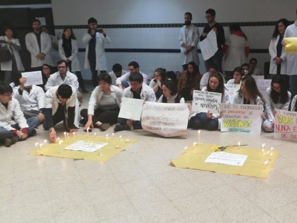 Estudiantes realizan sentata para concienciar sobre salud mental